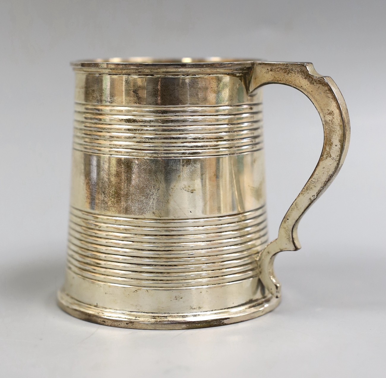 A Victorian reeded silver mug, Goldsmiths Alliance, London, 1865, 97mm, 9.1oz.